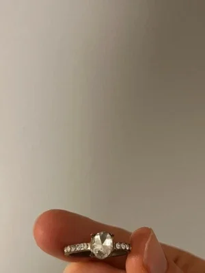 Ring med en silvrig diamant