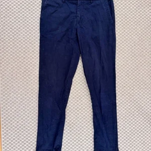 Mörkblå chinos från J. Lindeberg