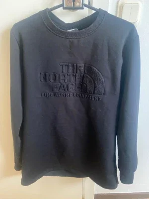 Svart sweatshirt från The North Face