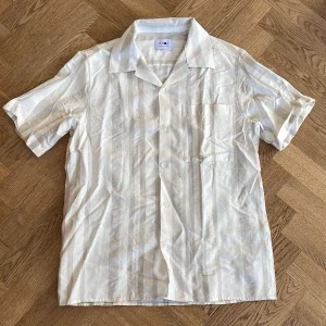 Randig kortärmad skjorta från NN07