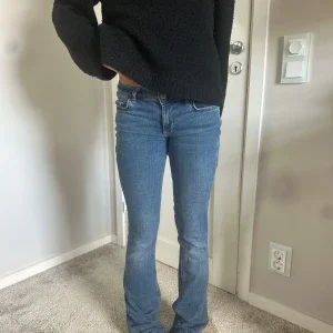 Blå low waist bootcut jeans