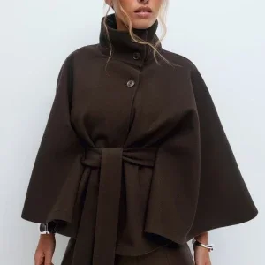 Mörkbrun kappa med bälte och hög krage - Cape jacket ginatricot