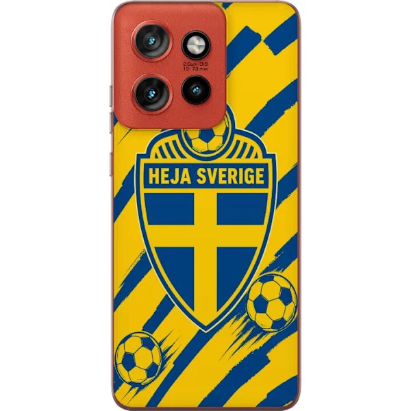 Kompatibelt Mobilskal till Motorola Edge 50 Neo Gul och blå fotbollssköld med Heja Sverige och VM 2026-motiv för fans som stöttar landslaget genom tu