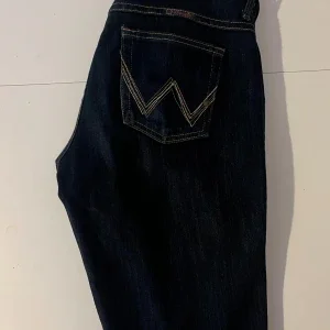 Wrangler mörkblå jeans med broderad ficka