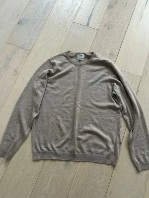 Beige stickad tröja från NN07