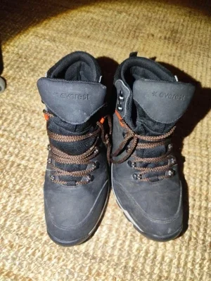 Svarta kängor Everest strl 42