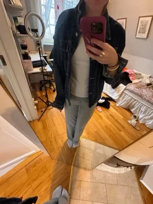 Mörkblå klassisk jeansjacka