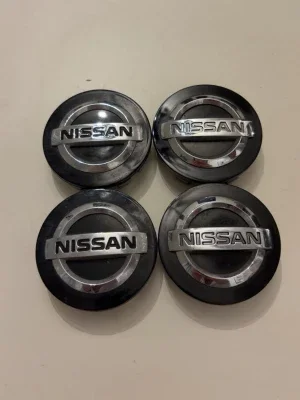 Nissan centrumkåpor i svart och silver