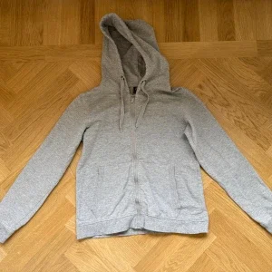 Grå zip up hoodie