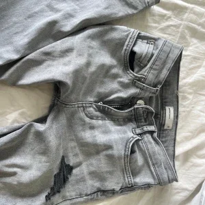 ljusgrå low waist bootcut jeans