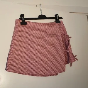 Rosa kjol med inbyggda shorts
