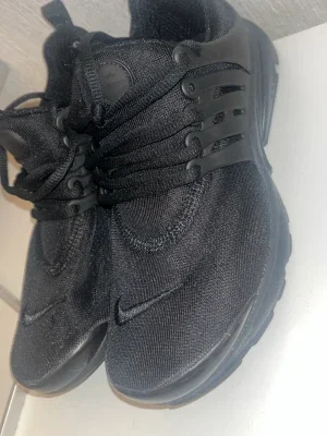 Svarta Nike Air Presto sneakers