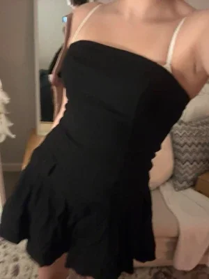 Svart bandeau klänning med plisserad kjol