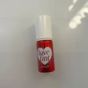 Röd Love Tint från Benefit