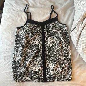 Svartvit mönstrad linnetopp från Vero Moda