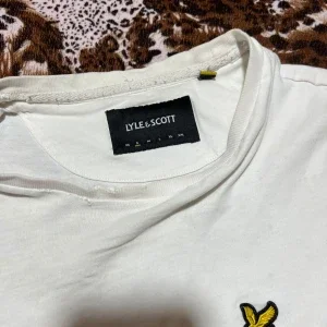 Vit t-shirt från Lyle & Scott