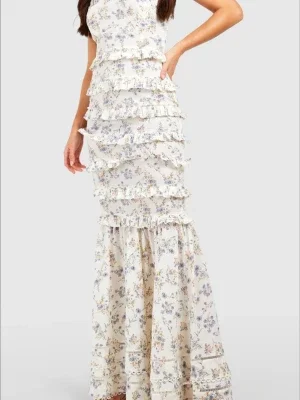 Blommig långklänning/ balklänning med volanger från boohoo
