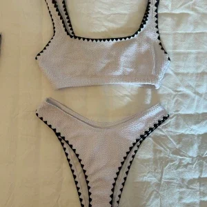 Vit bikini set med svarta detaljer från Boohoo