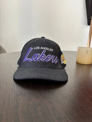 Svart Lakers keps Mitchell & Ness