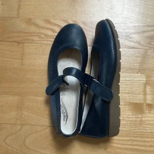 Söta mörkblåa promenadskor