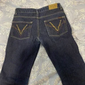 Mörkblå bootcut fleard jeans från Vila