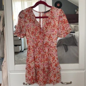 Blommig zara klänning