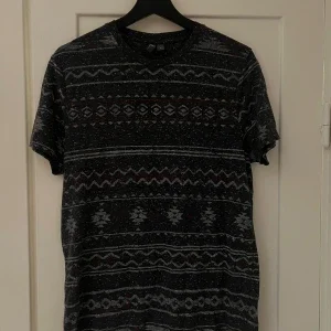Mönstrad t-shirt från ASOS