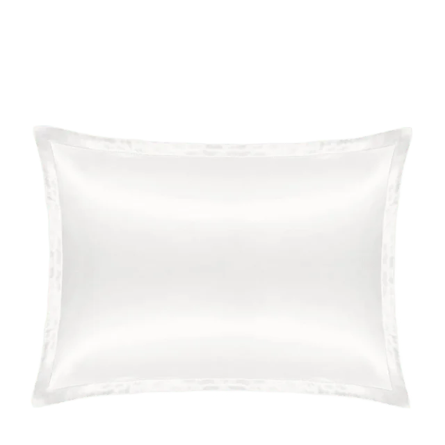 Cloud & Glow SILK pillowcase Accessoarer tillbehör Vit 50x60 cm