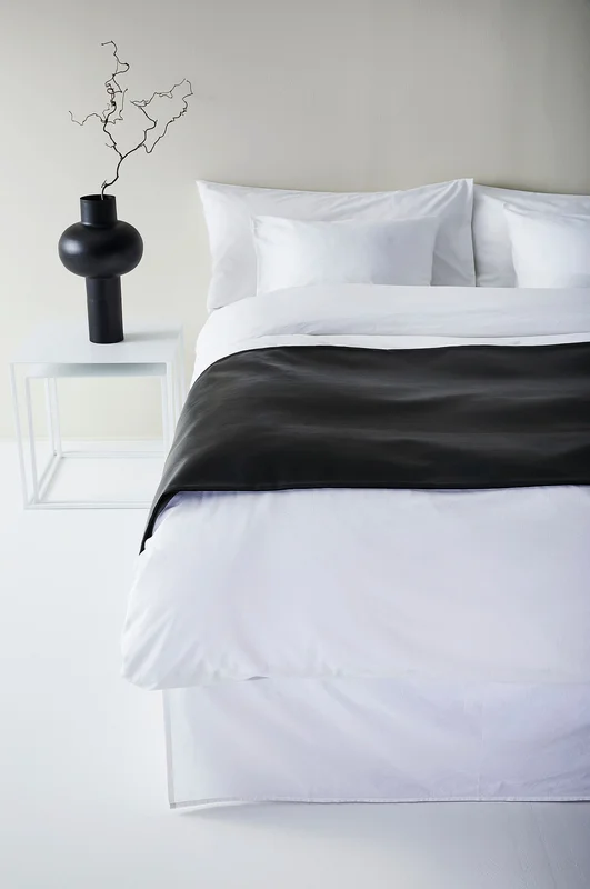 Jotex - Sengetæppe i Hotelstil 60 Cm Polyuretan Sort Ensfarvet LEA Køb Sengetæpper hos Jotex