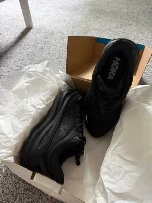 Svarta Hoka sneakers med chunky sula