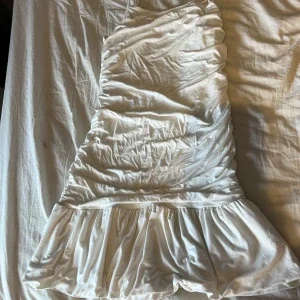 Vit mini-klänning med volang