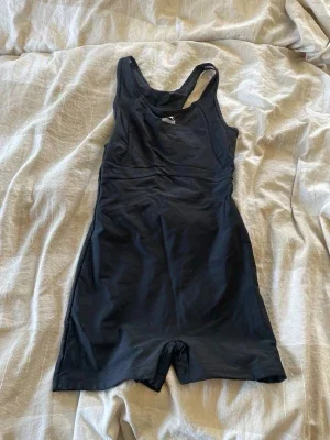 Svart baddräkt med ben från Speedo