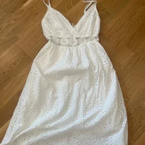 Vit somrig klänning med broderi