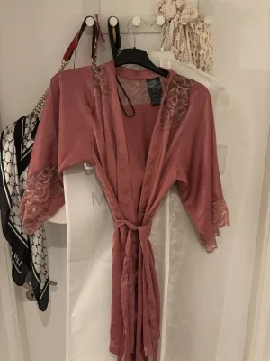 Rosa kimono morgonrock med spets