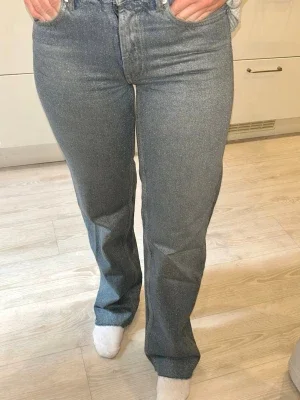 Glittriga raka jeans med hög midja