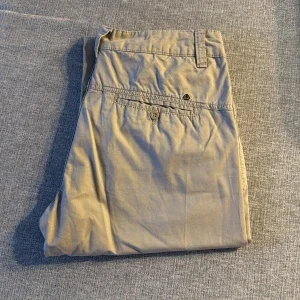 Beige chinos med knappar