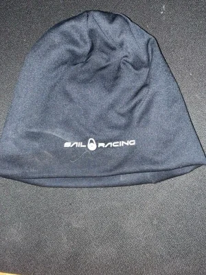 Svart mössa från Sail Racing