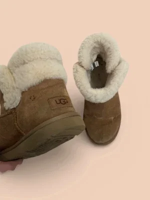 Bruna UGG boots med fårskinn