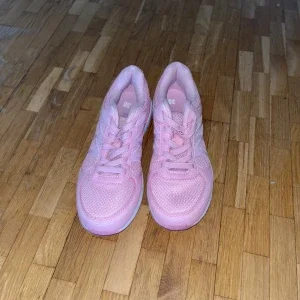 Rosa sneakers med snörning