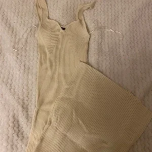 Beige ribbad klänning från Gina Tricot