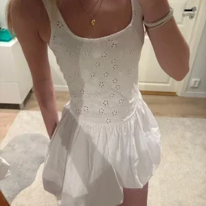Vit klänning med broderade blommor