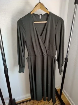 Två långärmade klänningar
