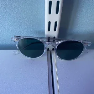 Transparenta solglasögon från TBD Eyewear