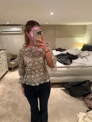 Blommig blus med volang från ida sjöstedt
