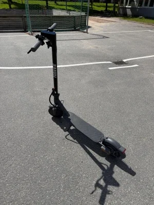 Svart elscooter från navee