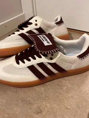 Adidas Samba OG vit och vinröd