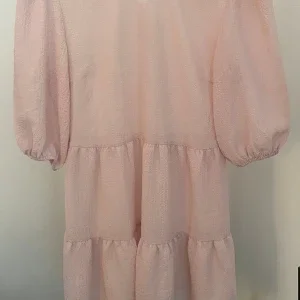 Rosa klänning med puffärm