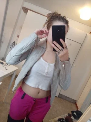 Ljusgrå skinnjacka med dragkedja