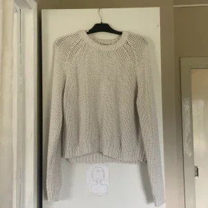 Beige stickad tröja från Gina Tricot