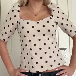 Prickig beige blus med puffärm